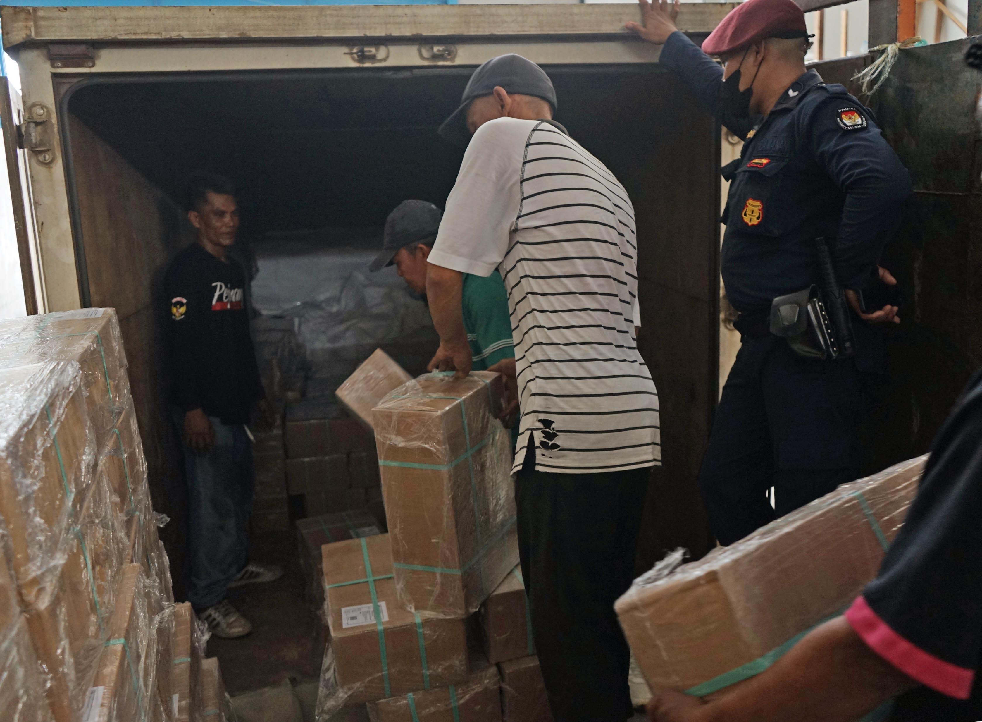 LOGISTIK PEMILU: Petugas berjaga di kendaraan yang membawa logistik Pilkada 2024 yang didistribusikan dari gudang penyimpanan di Jalan Adi Sucipto, Senin (28/10).