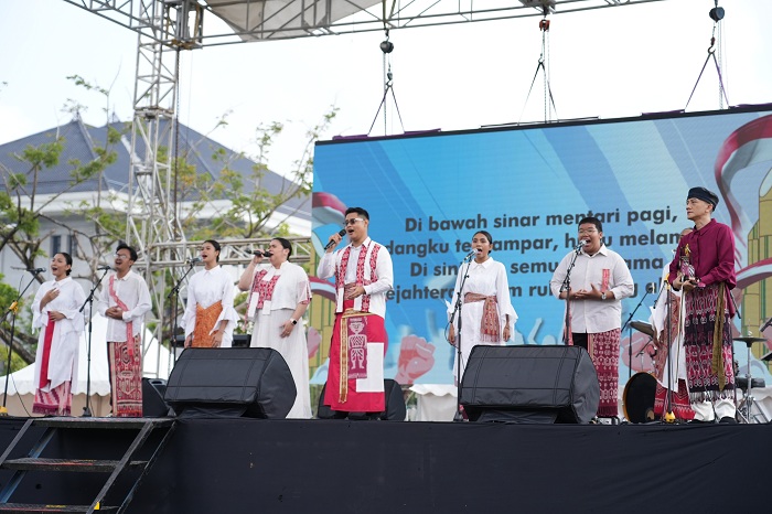 HYMNE: Penampilan mars dan hymne Kalbar untuk pertama kalinya didengarkan di momen puncak peringatan HSP Tahun 2024 di Halaman Kantor Gubernur, Senin (28/10).