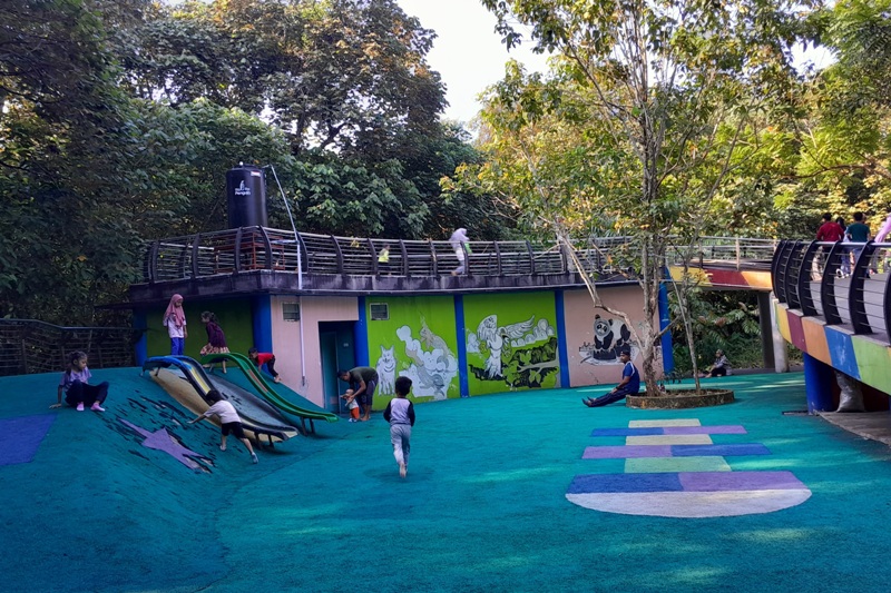 RAMAH ANAK: taman ini juga menawarkan berbagai fasilitas yang mendukung aktivitas keluarga, seperti playground yang dirancang khusus untuk anak-anak.&nbsp;