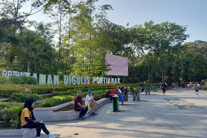 RINDANG: Taman Digulis sangat cocok untuk berbagai aktivitas luar ruangan, karena dipenuhi dengan pepohonan hijau.