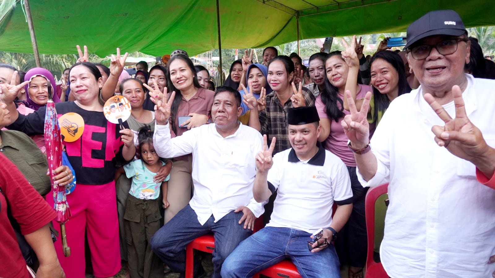 Dukungan kepada Pasangan Calon (Paslon) Bupati dan Wakil Bupati Kayong Utara, Romi-Amru, kian tak terbendung.