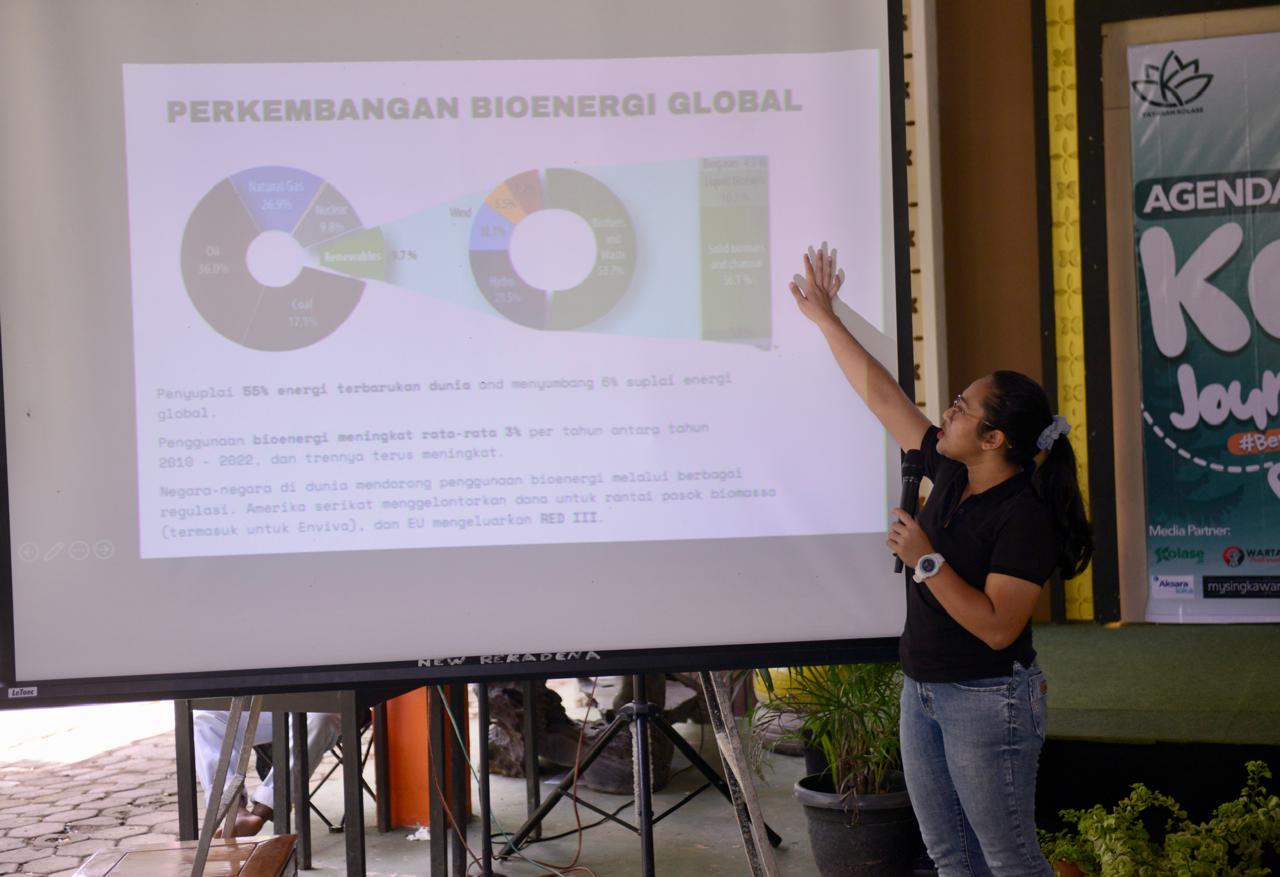 Manager Program Bioenergi Trend Asia Amalya Reza Oktaviani saat memberikan paparan dalam workshop berjudul &ldquo;Sisi lain biomassa, pembajakan tanah rakyat atas nama transisi energi&rdquo;.