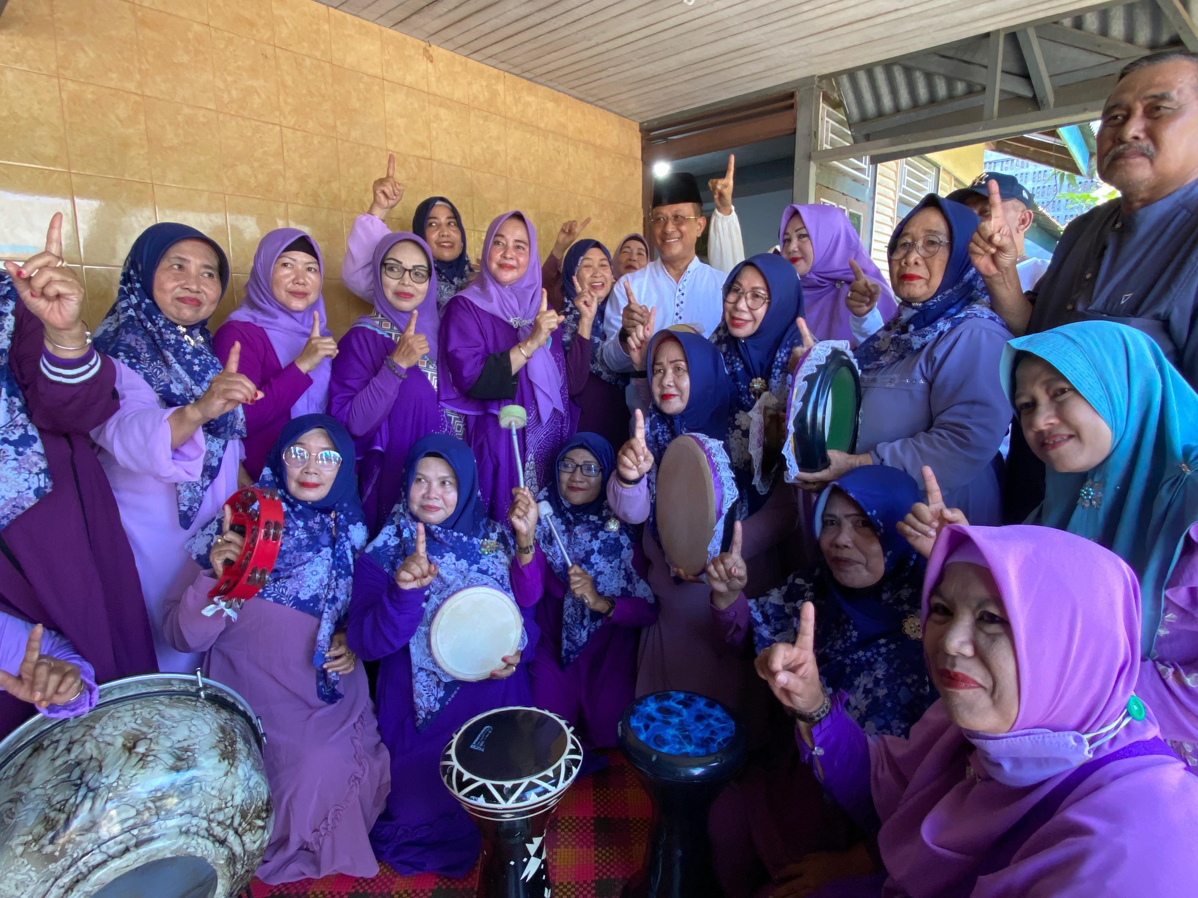 SILATURAHMI : Calon Wakil Gubernur Kalbar nomor urut 1, Didi Haryono saat silaturahmi dengan ibu-ibu pengajian di Kota Singkawang.
