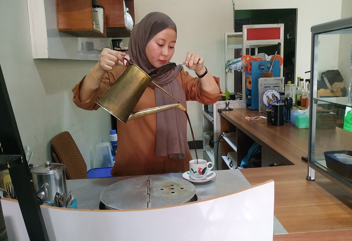 ANAK MUDA : Salah satu usaha warung kopi yang mendapatkan dukungan permodalan dari Bank Kalbar.