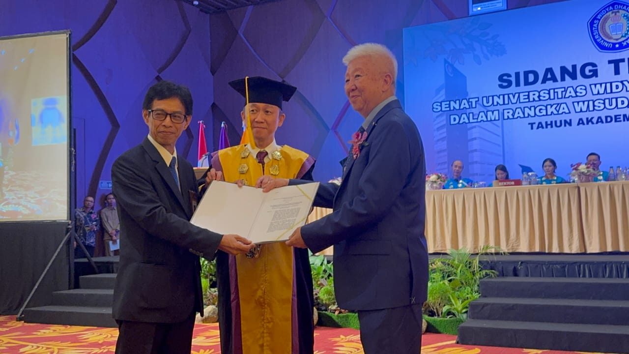 Penyerahan SK Prodi bahasa Mandarin kepada Rektor UWDP Hadi Santoso dan Ketua Yayasan Widya Drama Widjaja Tandra.