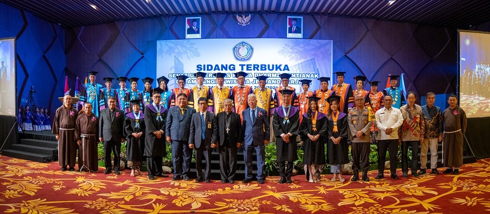 BERSAMA: Foto bersama jajaran pengurus yayasan dan civitas akademik Universitas Widya Dharma Pontianak pada prosesi wisuda di Aula Qubu Resort, Senin (28/10).