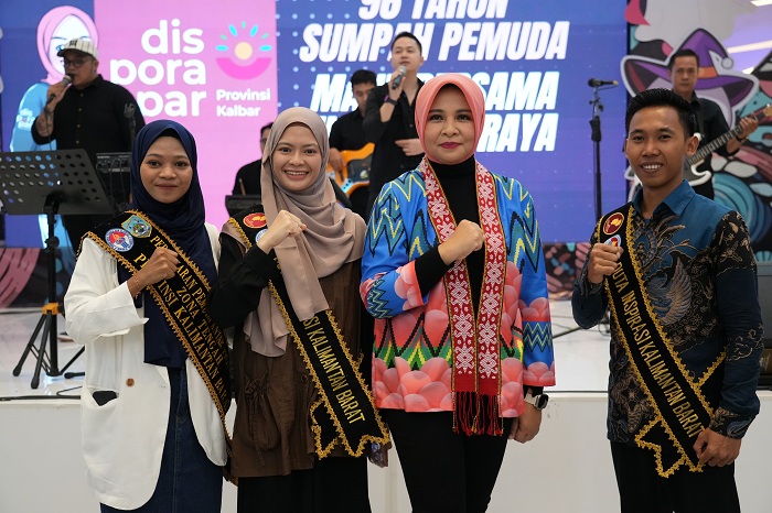 MOTIVASI: Windy menyampaikan motivasinya kepada para pemuda pada agenda Kepo Talk Dialog Inspiratif Pemuda Cerdas Memilih di Gaia Mall Kubu Raya, Minggu (27/10).