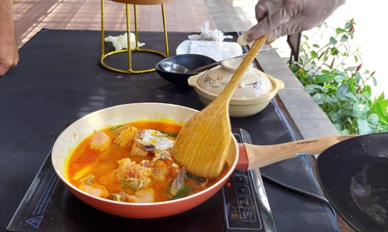 Proses memasak ikan asam pedas.