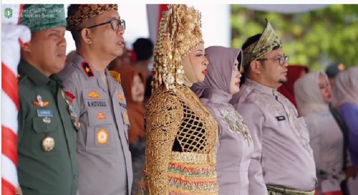 UPACARA: Pj Sekda Kalbar M Bari saat mengikuti upacara Hari Sumpah Pemuda ke-96 di halaman Kantor Gubernur Kalbar, Senin (28/10).