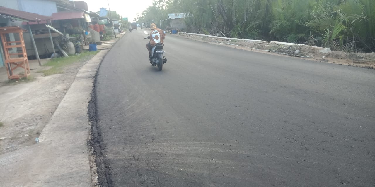 JALAN: Pekerjaan jalan ruas Gusti M.Saunan di Kecamatan Teluk Batang, Kabupaten Kayong Utara, Provinsi Kalimantan Barat terus dikebut.