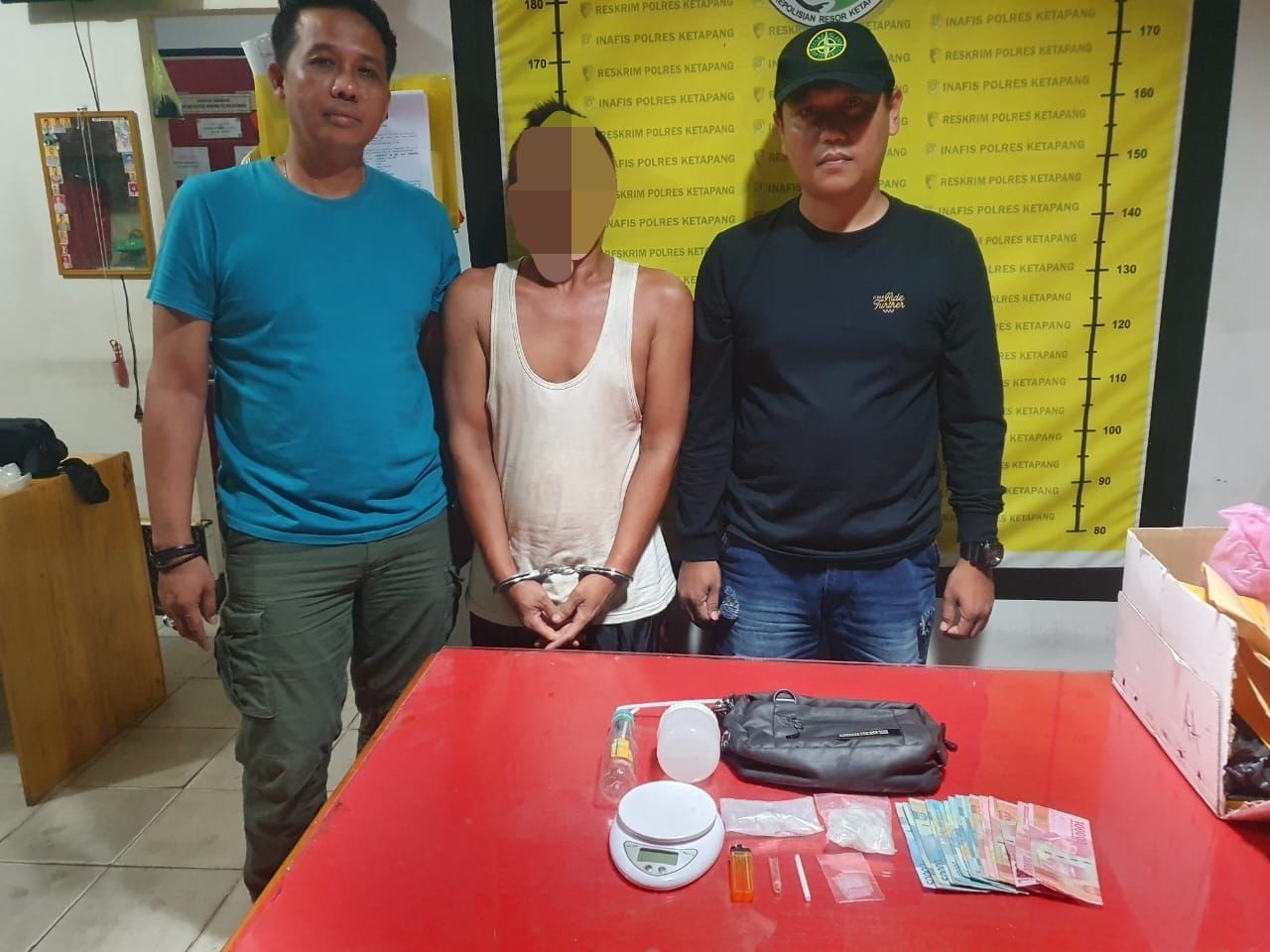 DIAMANKAN: Tersangka bandar narkoba dan barang bukti sabu.