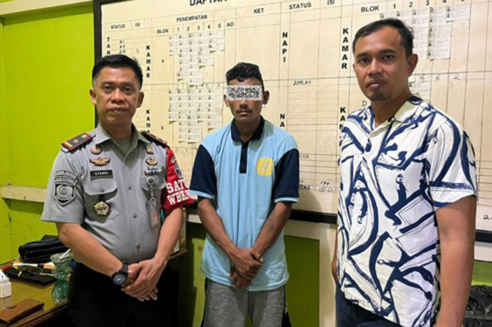 KEJELIAN PETUGAS: WBP berinisial F saat diamankan aparat Rutan Putussibau.  Upaya penyelundupan sabu dilakukan oleh F lewat paket kiriman mie instan dan makanan kering.