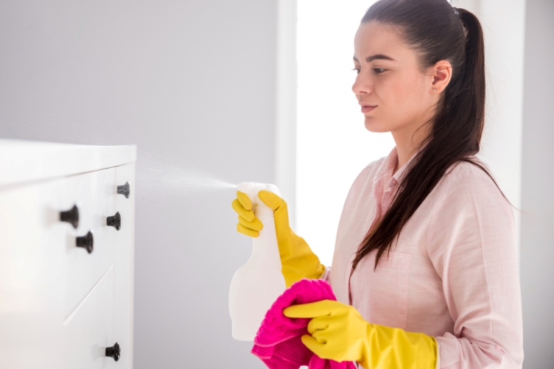 Ilustrasi membersihkan lemari pakaian dari jamur.