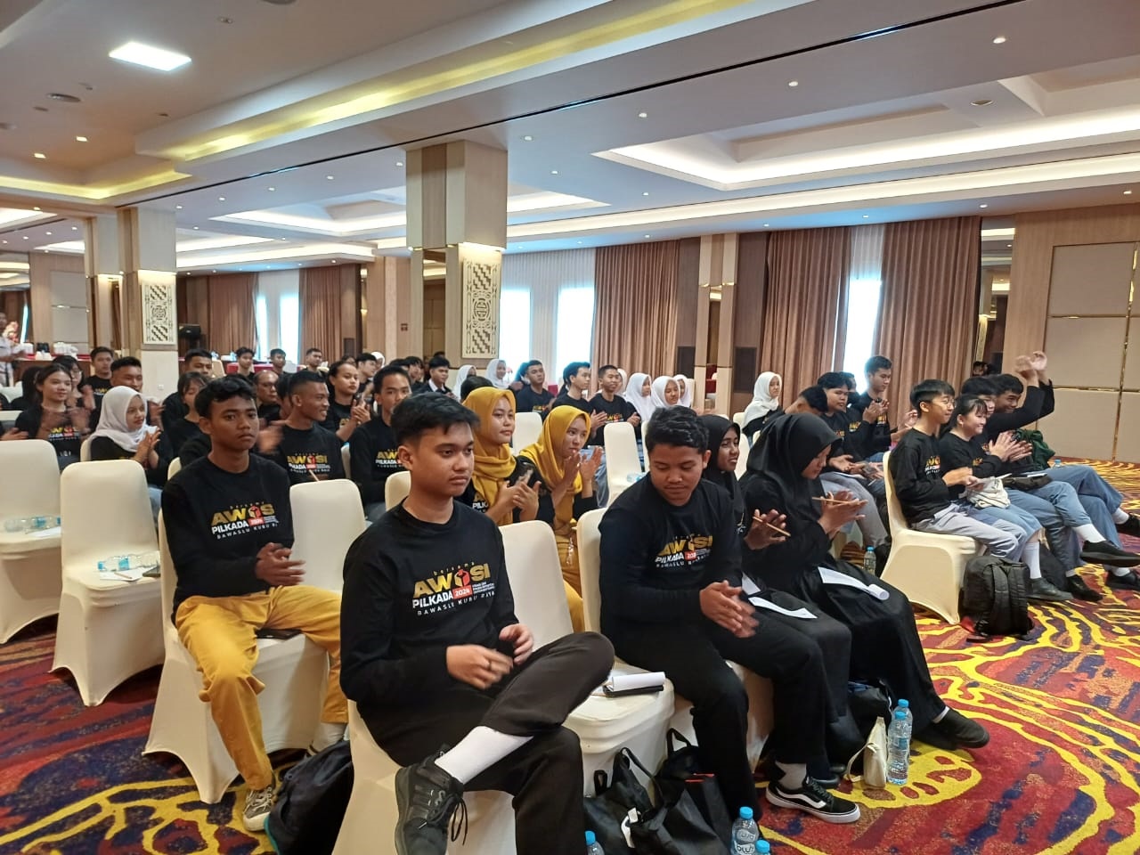 HADIR: Para pelajar di Kubu Raya dalam kegiatan Pengawasan Pemilu Partisipatif yang digelar Bawaslu Kubu Raya, Senin (28/10).