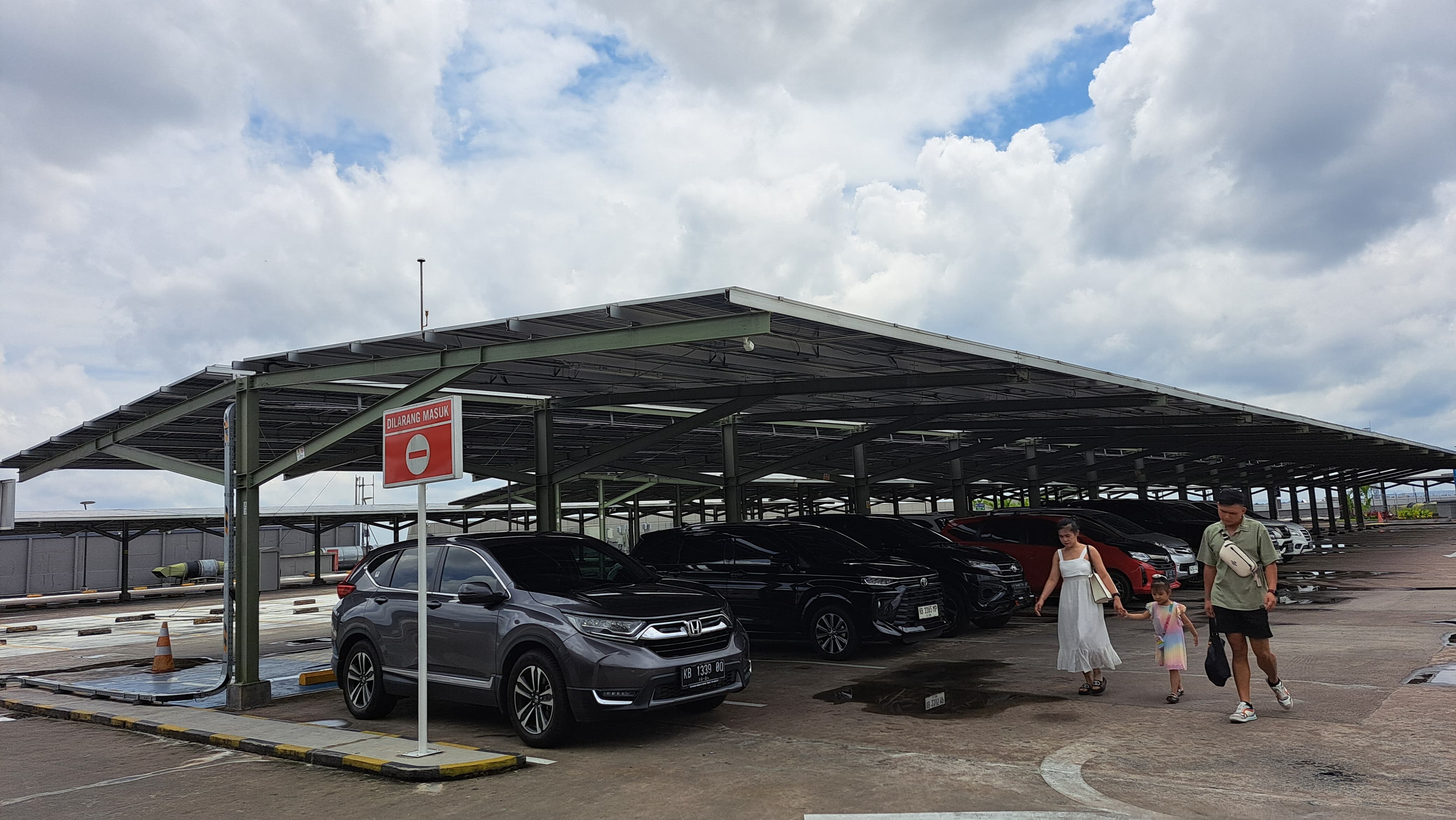 PLTS: Carport yang juga sebagai PLTS di Gaia Bumi Raya City Mall.