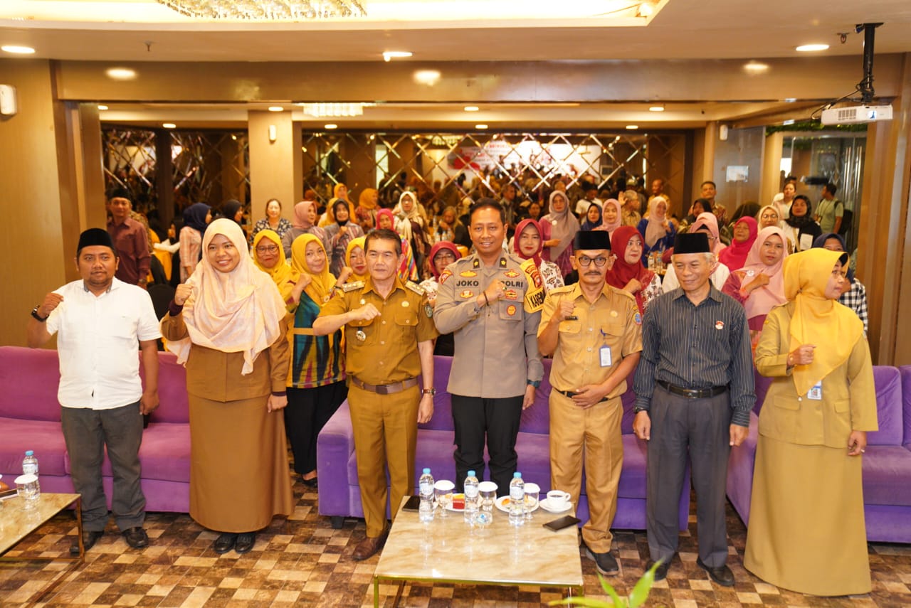 SOSIALISASI: Foto bersama para peserta Sosialisasi Desk Pilkada Serentak 2024.