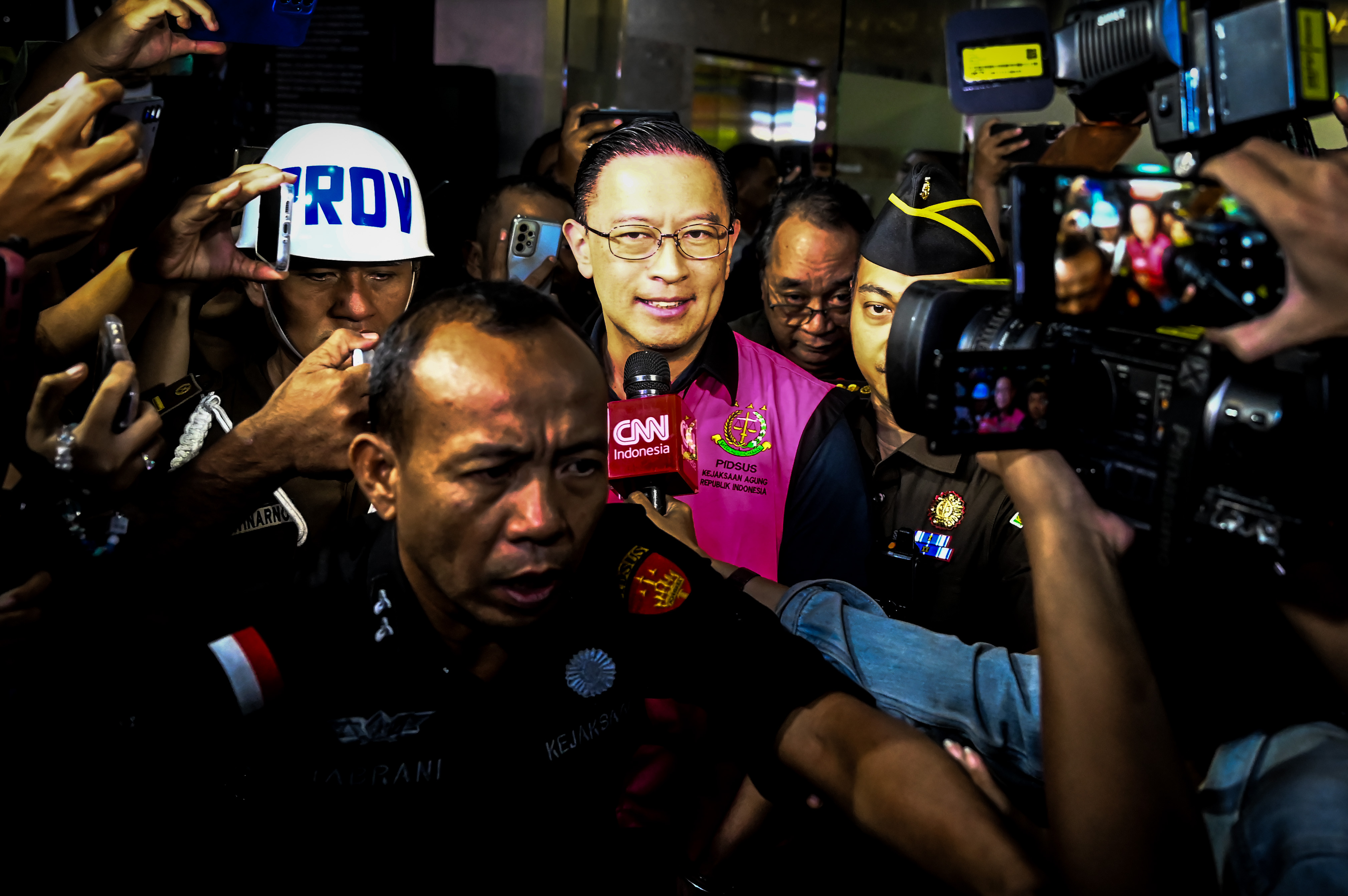 Menteri Perdagangan periode 2015-2016 Thomas Lembong berjalan dengan mengenakan rompi tahanan usai ditetapkan sebagai tersangka kasus dugaan korupsi impor gula oleh Kejaksaan Agung di Jakarta, Selasa (29/10/2024). Thomas Lembong ditahan setelah ditetapkan