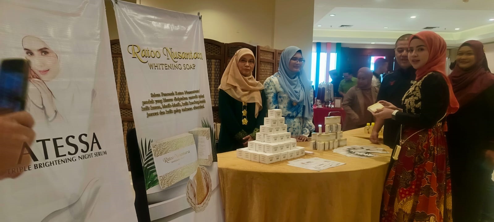 PRODUK: Maharatu dari Kesultanan Kadriyah mengunjungi stand Atessa dan memperlihatkan salah satu produk dari Atessa.