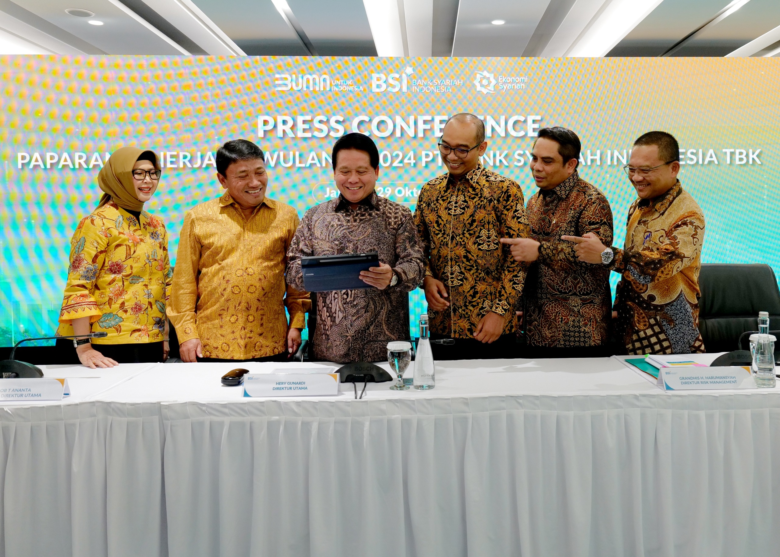 Direktur Utama BSI Hery Gunardi saat memaparkan pertumbuhan laba.