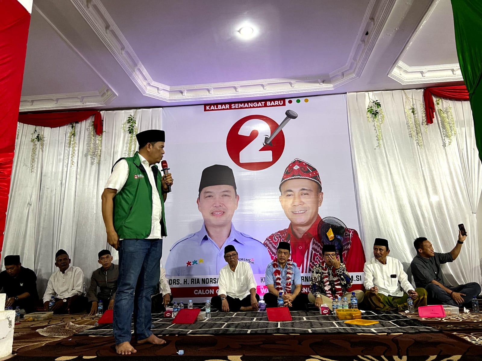 Ustaz Miftah saat menghadiri kampanye dialogis Ria Norsan di Kecamatan Teluk Batang.