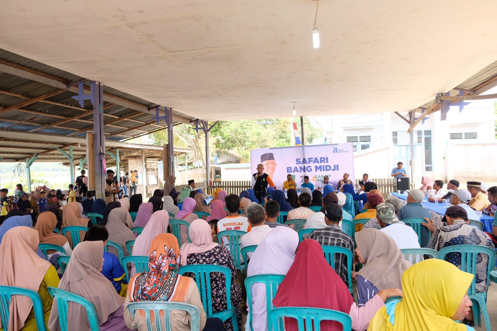 KAMPANYE : Cagub Kalbar nomor urut 1, Sutarmidji menyampaikan visi, misi, dan program saat menggelar kampanye dialogis di Desa Merapi, Kecamatan Sekadau Hilir, Kabupaten Sekadau, Rabu (30/10).