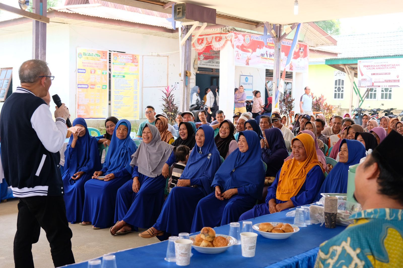 DESA : Cagub Kalbar nomor urut 1, Sutarmidji menyampaikan visi, misi, dan program saat menggelar kampanye dialogis di Desa Merapi, Kecamatan Sekadau Hilir, Kabupaten Sekadau, Rabu (30/10).