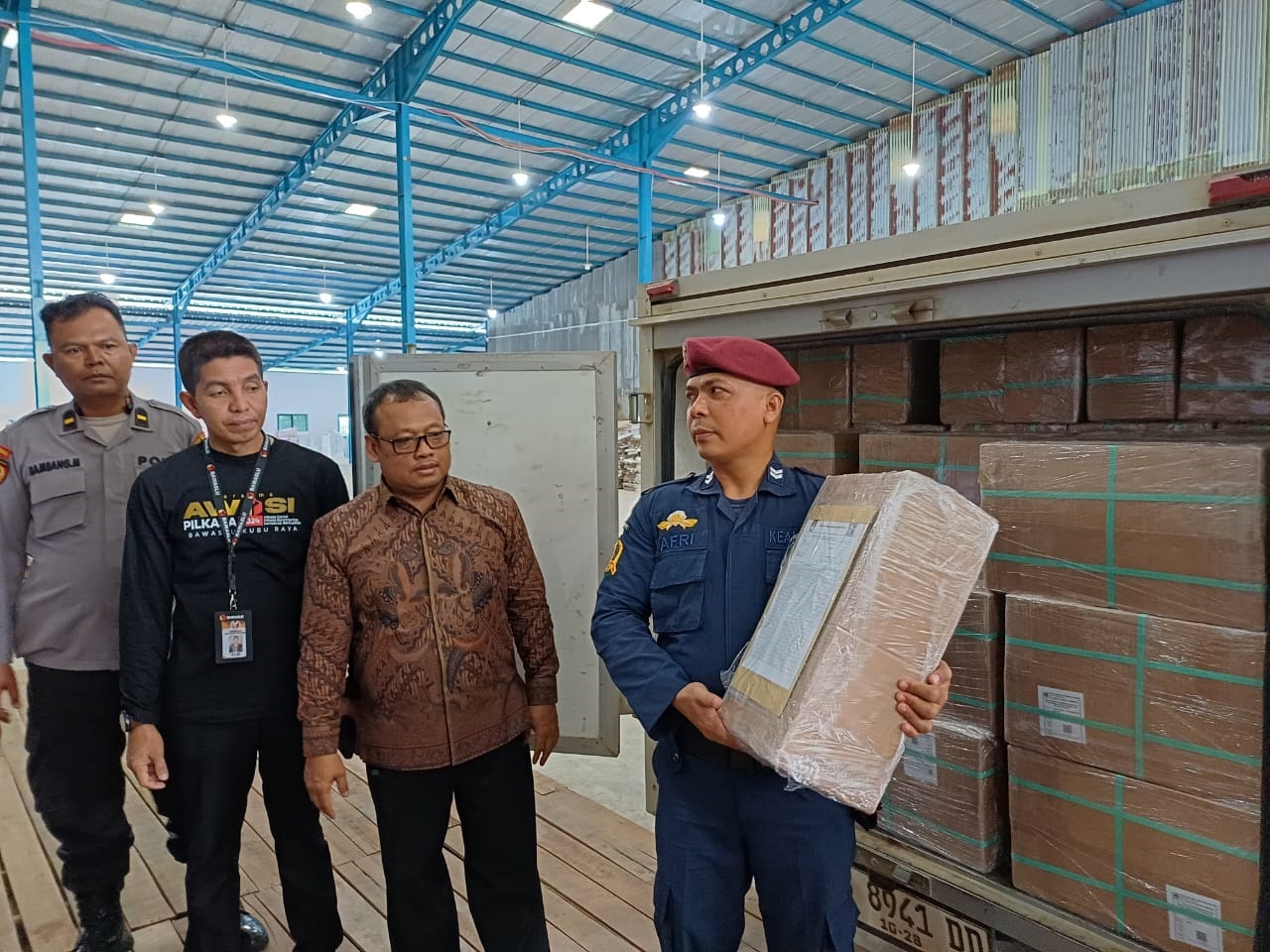 TINJAU: Ketua KPU Kubu Raya, Kasiono bersama perwakilan Bawaslu Kubu Raya, dan sejumlah pihak terkait lainnya, memantau proses penyimpanan logistik surat suara Pilkada ke Gudang Logistik KPU Kubu Raya