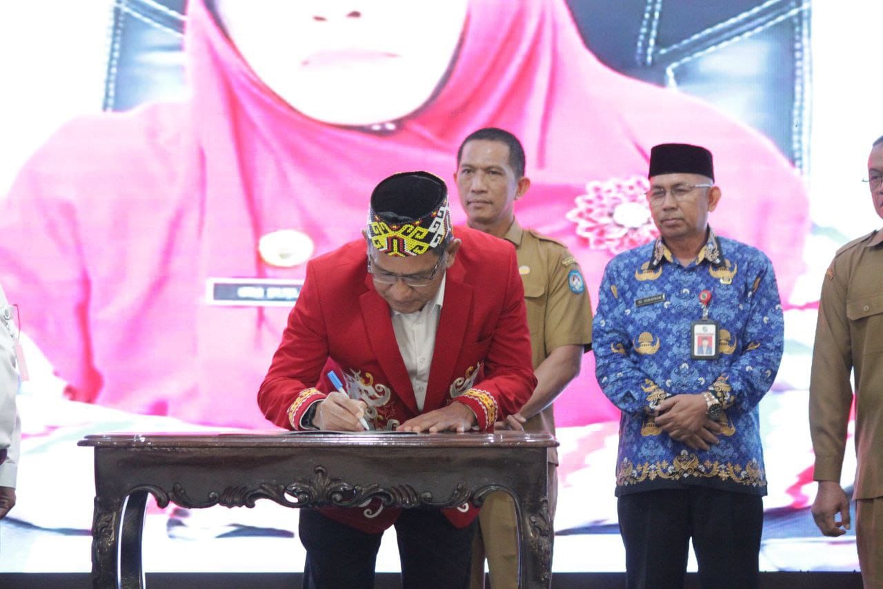 PENGHARGAAN: Pj Bupati Landak Gutmen Nainggolan saat menerima piagam penghargaan Inclusive Education Award tahun 2024 dengan kategori Capaian Menuju Inklusif.