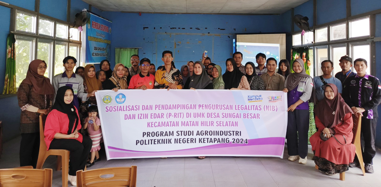 BERSAMA: Tim PKM Prodi Agroindustri Politeknik Negeri Ketapang foto bersama peserta dalam kegiatan sosialisasi dan pendampingan terkait legalitas usaha.&nbsp;