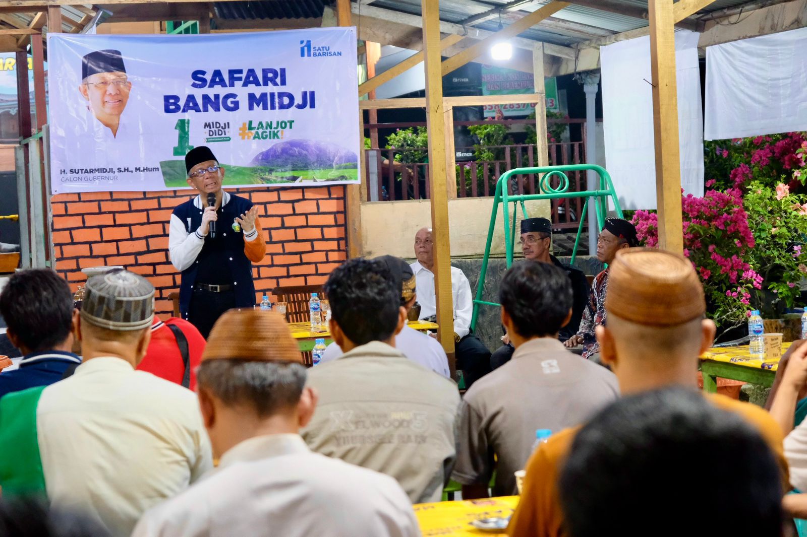 DIALOGIS : Cagub Kalbar nomor urut 1, Sutarmidji berbicara di hadapan warga saat menggelar kampanye dialogis di Sekretariat Paguyuban G3, Kecamatan Kapuas, Kabupaten Sanggau, Selasa (29/10).