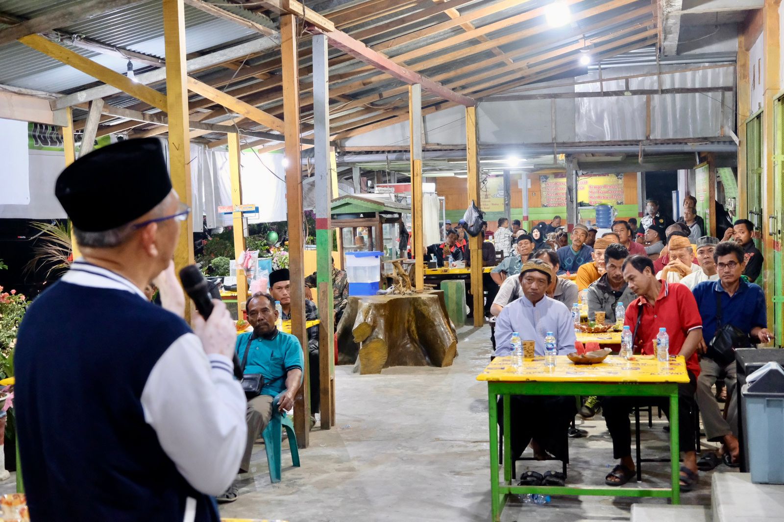 KAMPANYE : Cagub Kalbar nomor urut 1, Sutarmidji berbicara di hadapan warga saat menggelar kampanye dialogis di Sekretariat Paguyuban G3, Kecamatan Kapuas, Kabupaten Sanggau, Selasa (29/10).