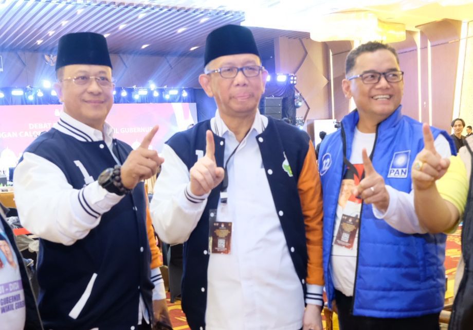 BERSAMA : Anggota DPRD Kalbar, Zulfydar Zaidar Mochtar foto bersama Midji-Didi usai pelaksanaan debat pertama, beberapa waktu lalu.