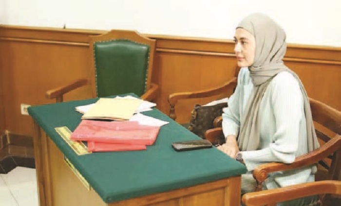 SIDANG: Paula Verhoeven saat bersiap menjalani sidang perceraiannya dengan Baim Wong di Pengadilan Jakarta Selatan, Rabu (23/10/2024).