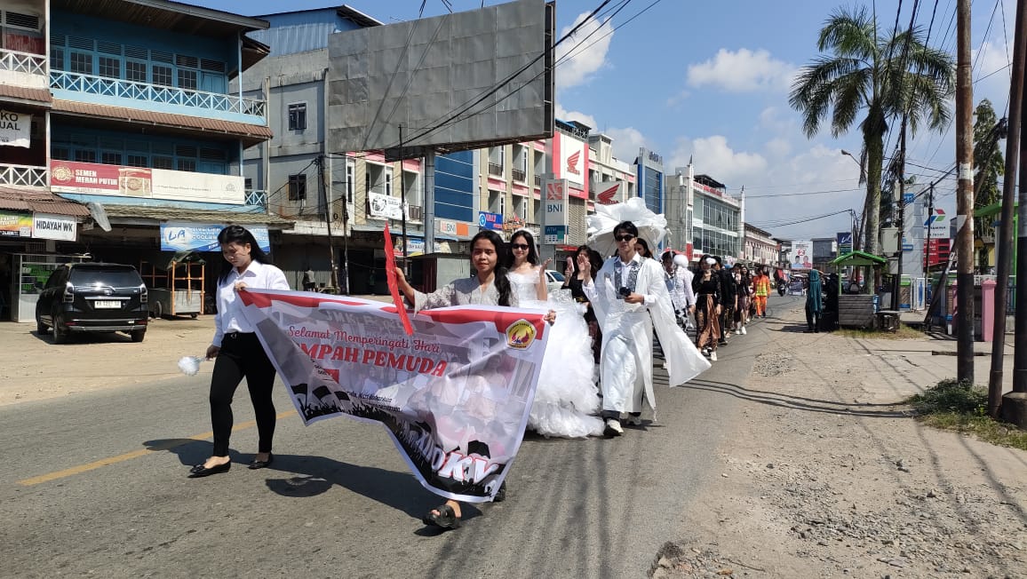Pelajar SMP, SMA, dan SMK di Kecamatan Sungai Pinyuh melaksanakan karnaval dalam rangka Sumpah Pemuda.