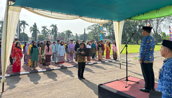 PERINGATAN : Pj Bupati Mempawah Ismail saat memimpin upacara peringatan Hari Sumpah Pemuda.