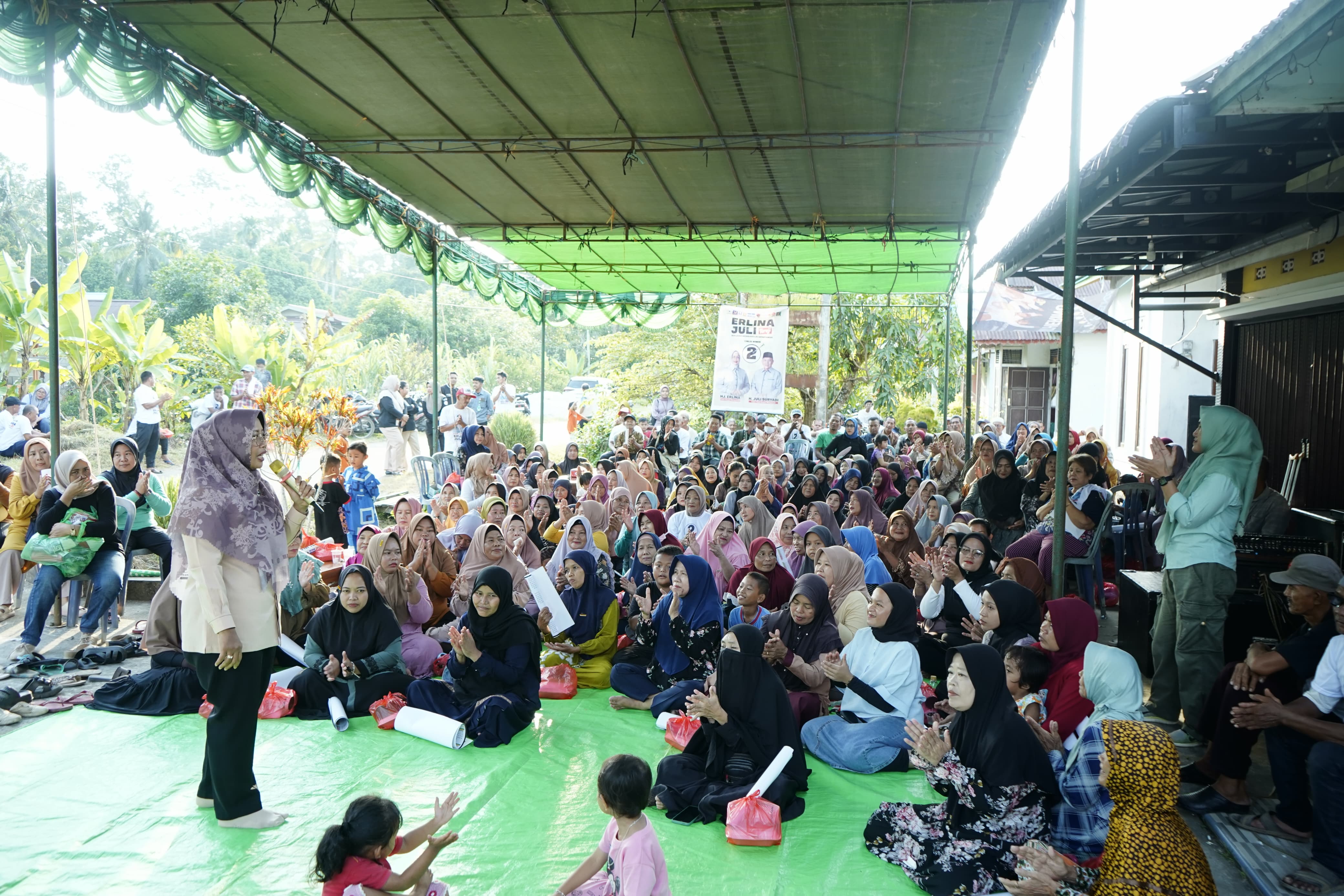 KAMPANYE : Hj Erlina saat berkampanye di Desa Sengkubang.