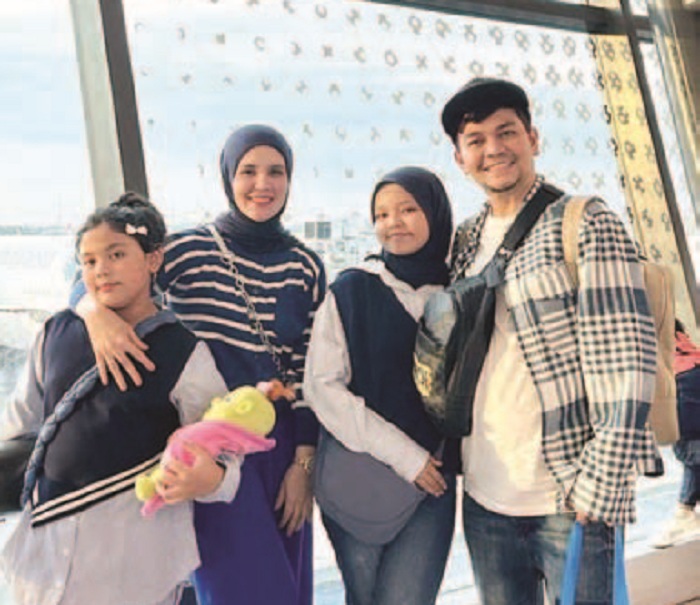 UMRAH: Presenter Indra Bekti memboyong keluarga kecilnya ke Tanah Suci untuk menunaikan ibadah umrah.