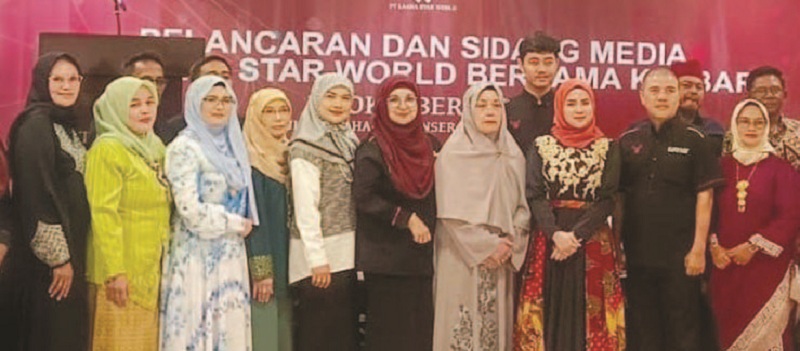BERSAMA: Dato&rsquo; Norjunainah berfoto bersama rekan bisnis dan relasi pada acara peluncaran dan perkenalan media PT Laara Star World di Pontianak, beberapa waktu lalu.