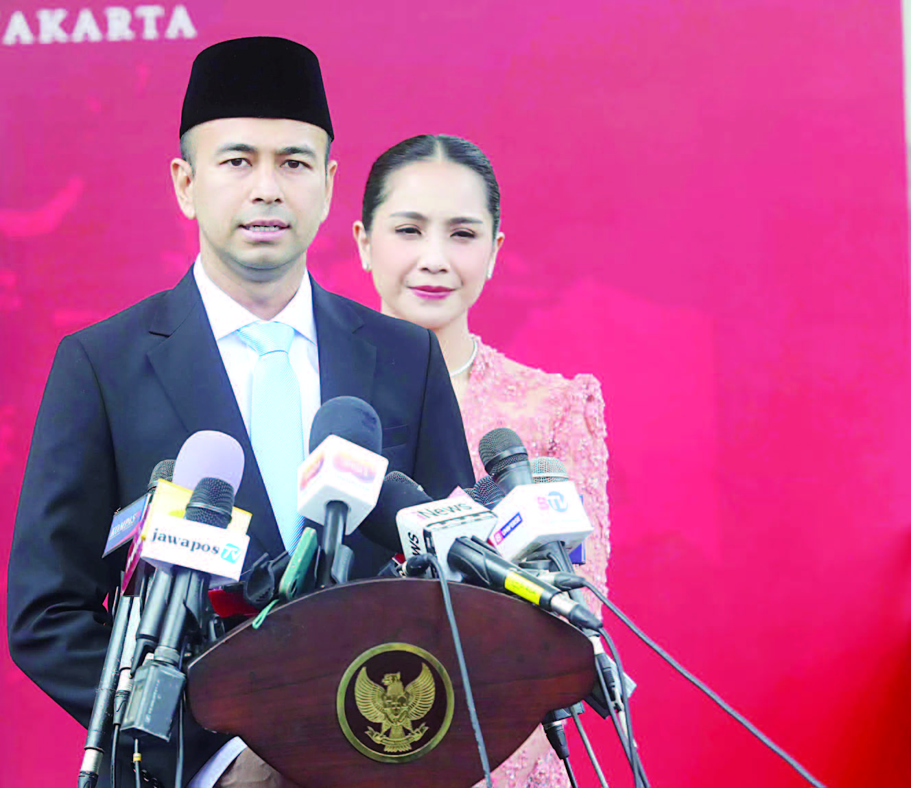 PEJABAT NEGARA: Raffi Ahmad didampingi istrinya Nagita Slavina memberikan keterangan usai upacara pelantikan di Istana Negara, Jakarta, Selasa (22/10/2024).