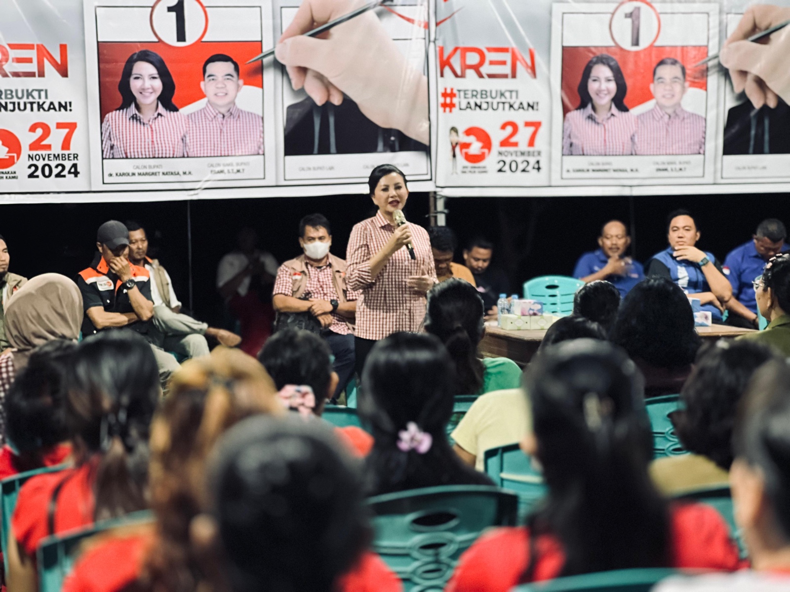 Warga antusias mendengarkan paparan visi-misi maupun program kerja KREN (Karolin - Erani).