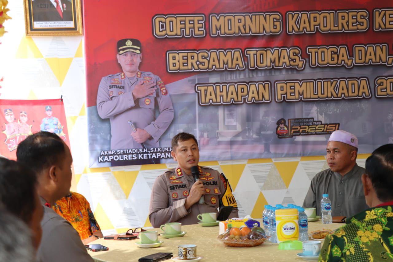COFFEE MORNING: Kapolres Ketapang, AKBP Setiadi dan para tokoh menggelar coffee morning di Pondok Silaturahmi Kamtibmas Mapolsek Delta Pawan, Selasa (29/10).