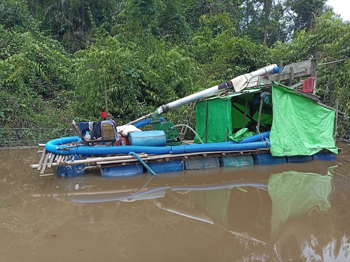 KELUAR: Jek lanting PETI di Kecamatan Suhaid yang sudah mulai keluar dari lokasi.