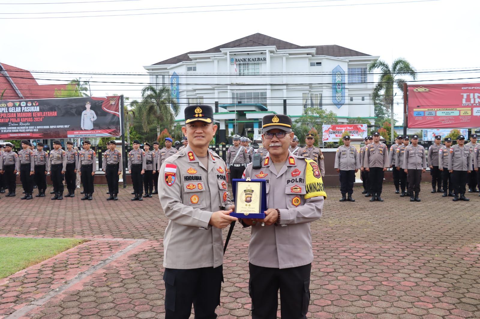 PURNA TUGAS: Pelepasan anggota Polres Kapuas Hulu AKP Alindaya oleh Kapolres Kapuas Hulu AKBP Hendrawan.