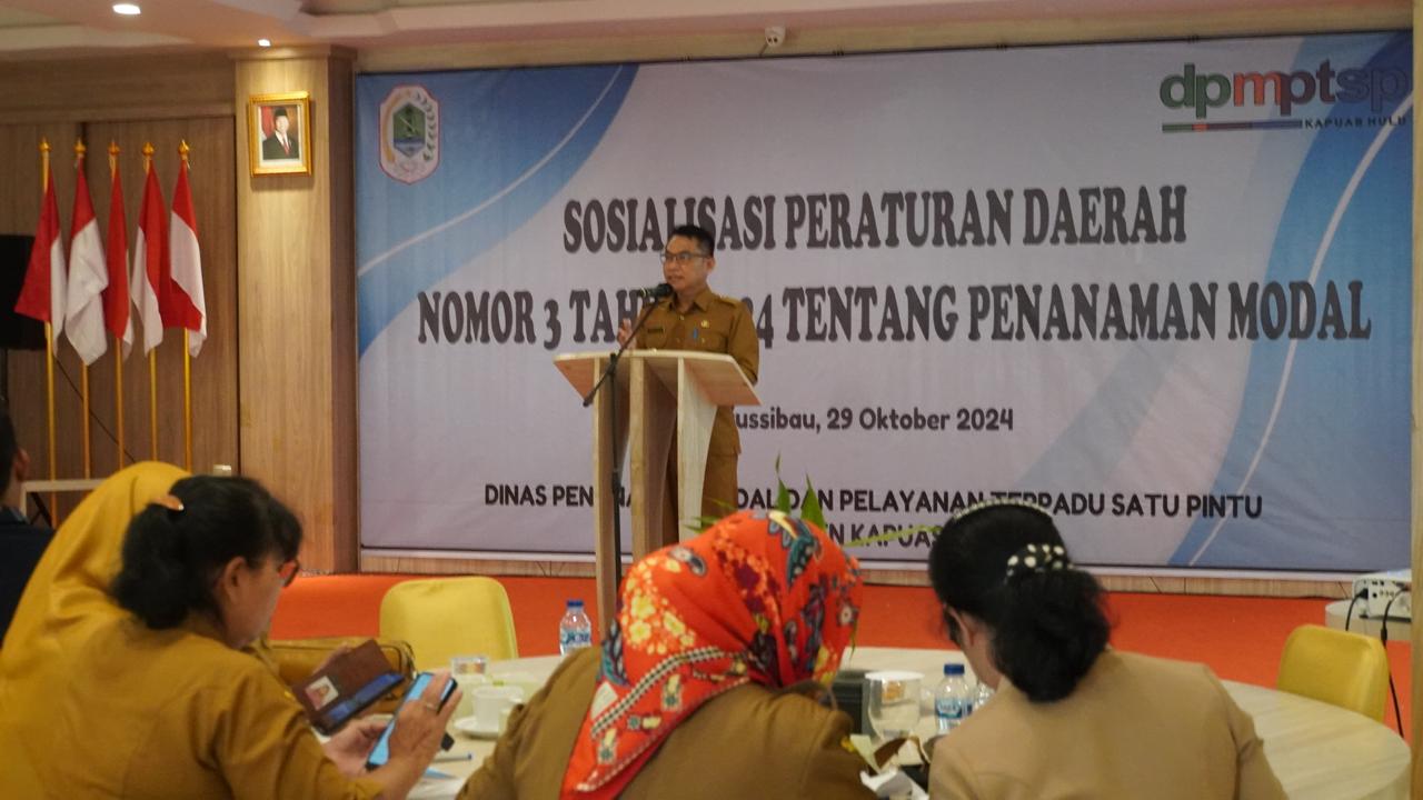 PENGARAHAN: Pjs. Bupati Kapuas Hulu, Ansfridus Juliardi Andjioe saat membuka Sosialisasi Perda tentang penanaman modal dari Pemkab Kapuas Hulu.