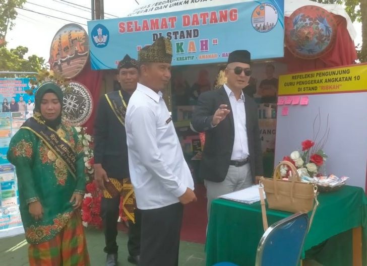 LOKAKARYA: Sebanyak 27 calon Guru Penggerak angkatan 10 menggelar kegiatan Panen Hasil Belajar Lokakarya 7 di halaman Gedung Perpustakaan Singkawang, Rabu (30/10).