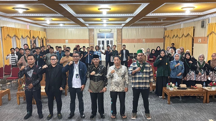 SEMINAR : Pj Bupati Ismail foto bersama peserta seminar kepemudaan di Mempawah.