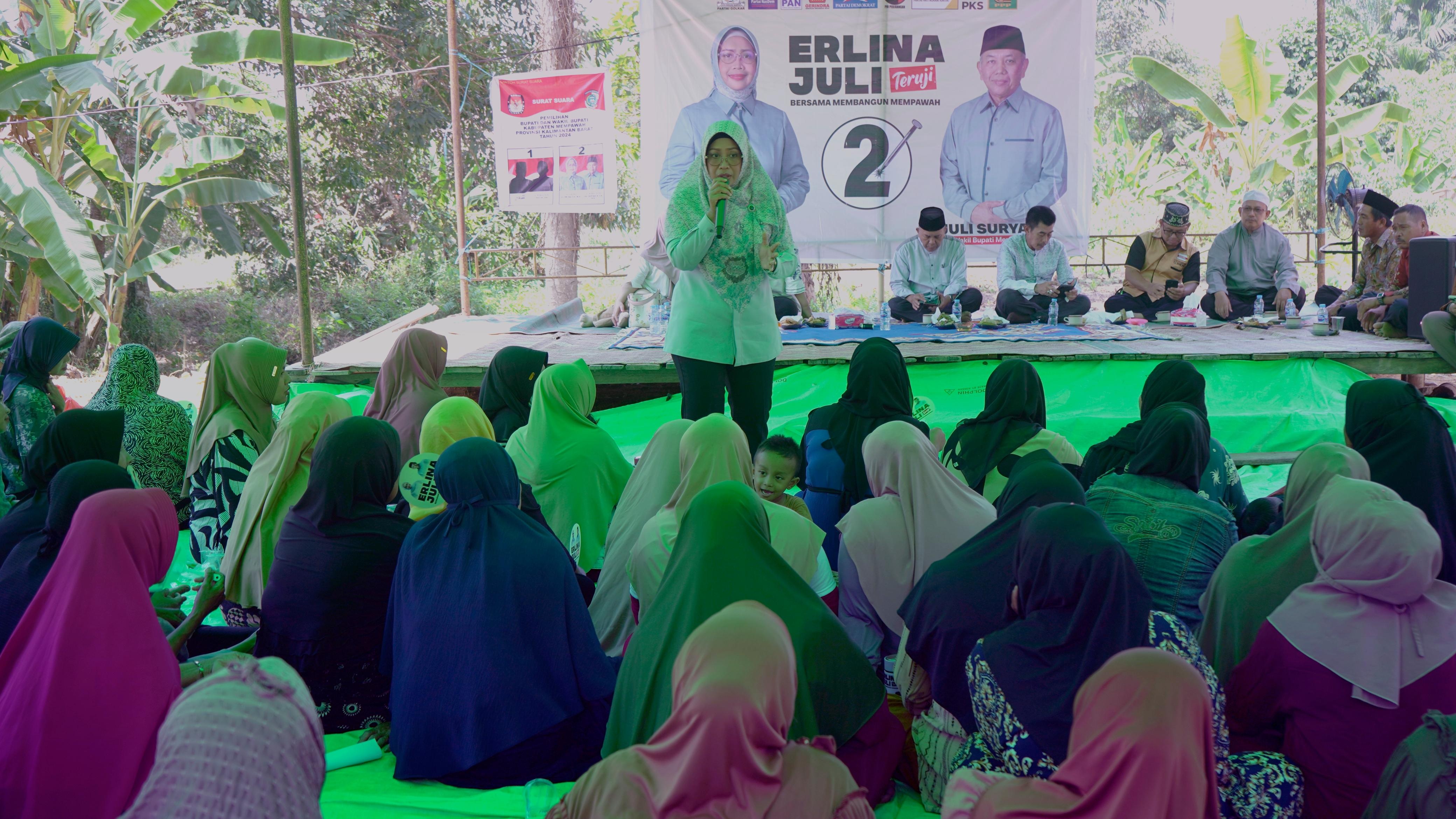 KAMPANYE : Hj Erlina saat berkampanye dihadapan warga Desa Bukit Batu.