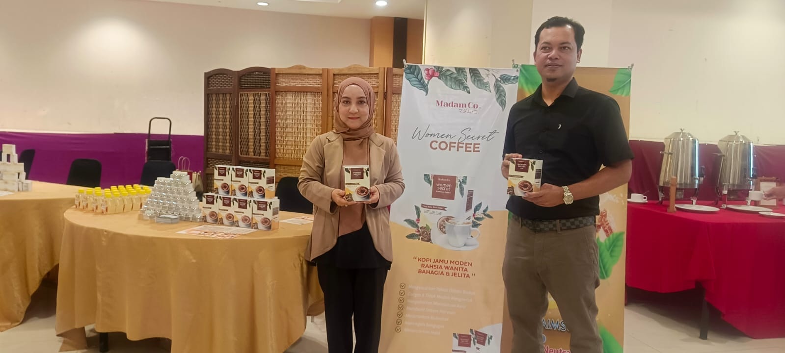 KAYA MANFAAT: Nor Hasikin Muhammad dan rekannya memperlihatkan produk Women Secret Coffe.