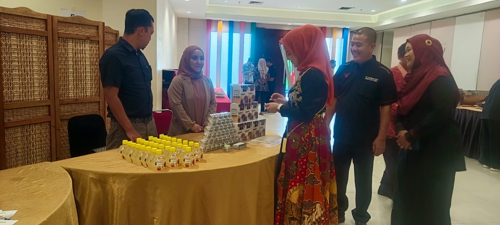 KUNJUNGAN: Stand Women Secret Coffe dikunjungi PT Laara Star World dan Maharatu Kesultanan Keraton Kadriyah Pontianak.