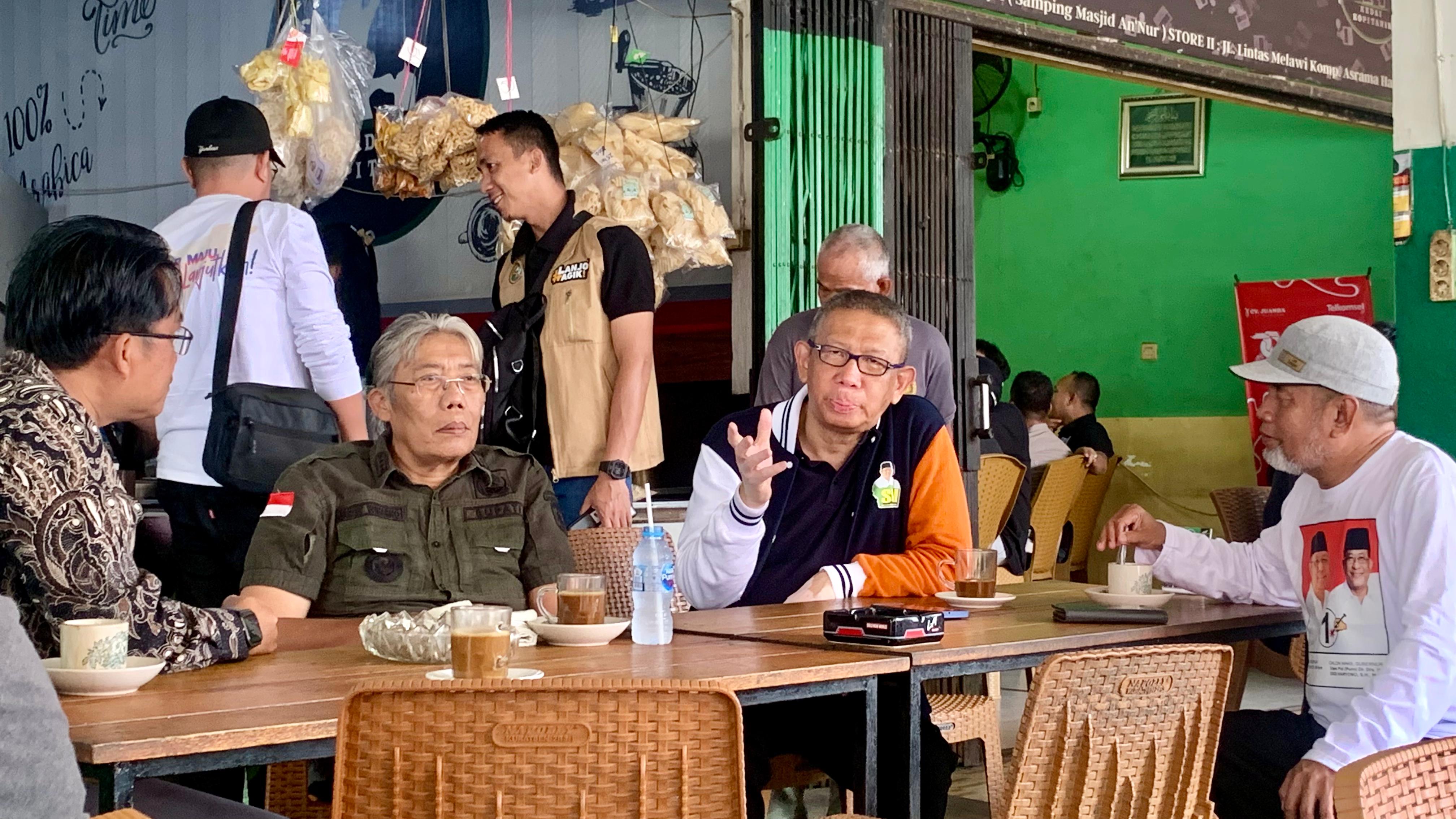 BINCANG : Sutarmidji berbincang dengan Bupati Sintang Jarot Winarno saat ngopi pagi bersama di Kedai Kopi Tarik, Jalan Lintas Melawi, Kamis (31/10) pagi.